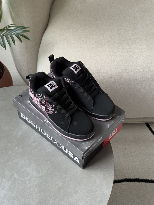DC Court Graffik Black Pink Sabbath