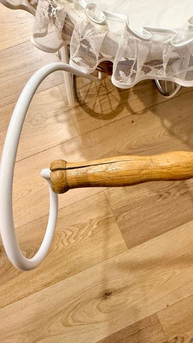 wiklinowy wózek dla lalek w stylu retro