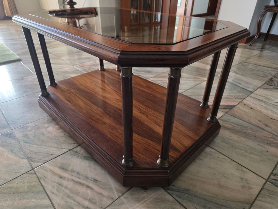 Mesa de centro para sala de estar em pau santo com tampo em vidro temperador