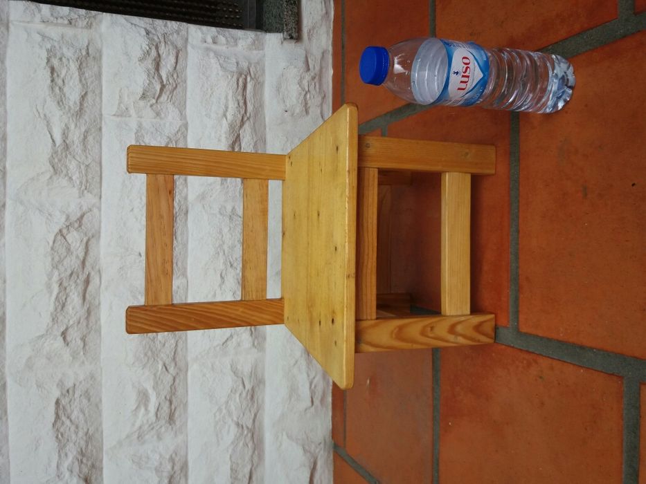 Cadeira de madeira pequena