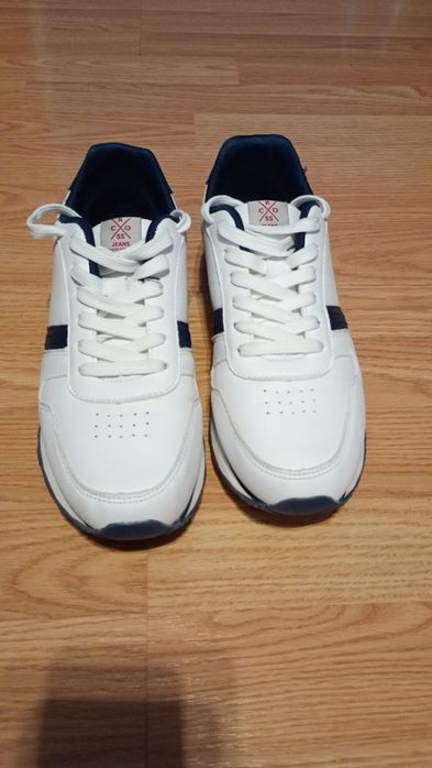 białe sneakersy cross jeans