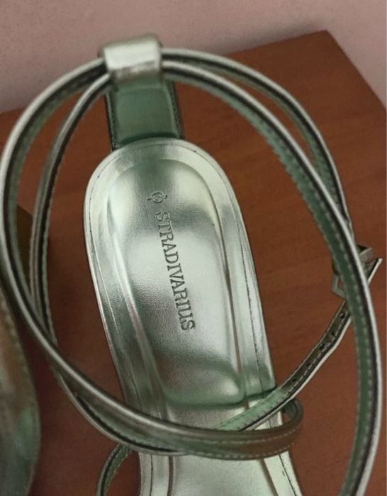 Sandálias verdes STRADIVARIUS