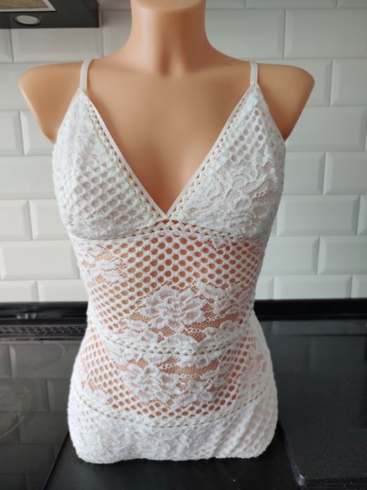 Białe body ażurowe