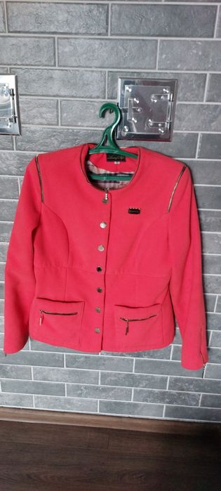 Коротеньке  жіноче пальто, коралового кольору, гарний стан.