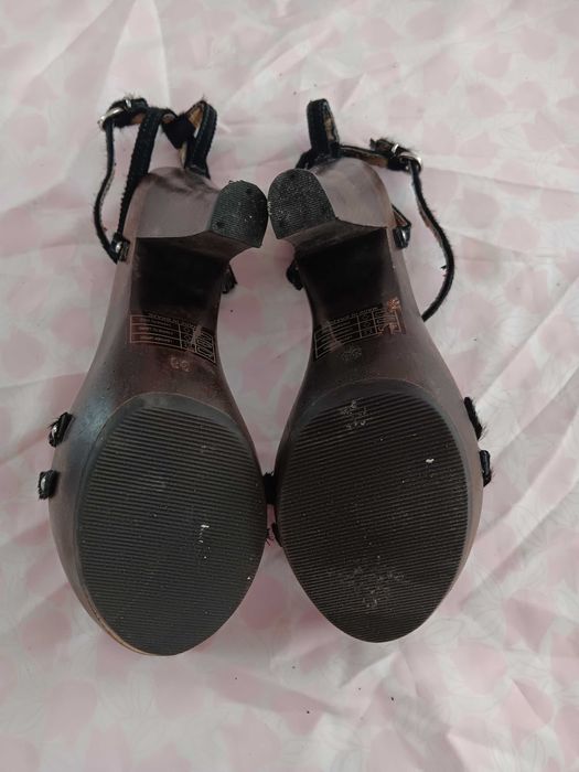 Sandálias de salto alto de madeira da Prof