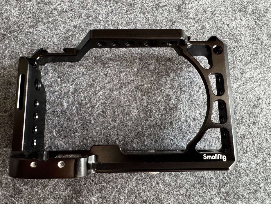 Zbroja dla Twojego Sony A6400 / A6300 – Klatka SmallRig (CCS2310)