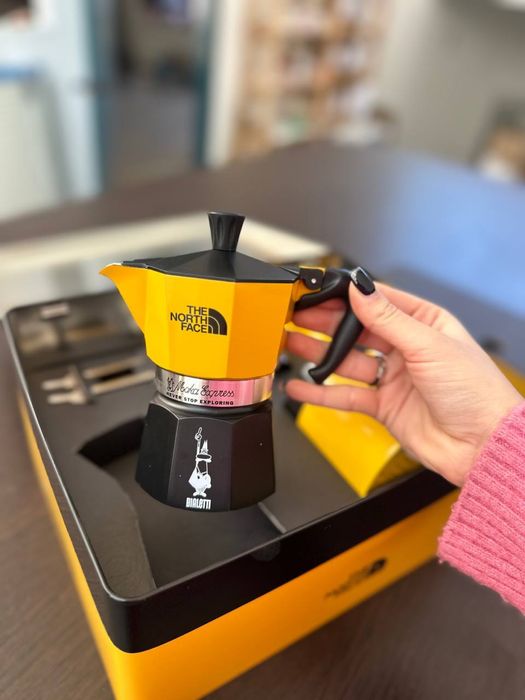 Кавоварка Bialetti × The North Face набір: 7 499 грн. - Кофеварки
