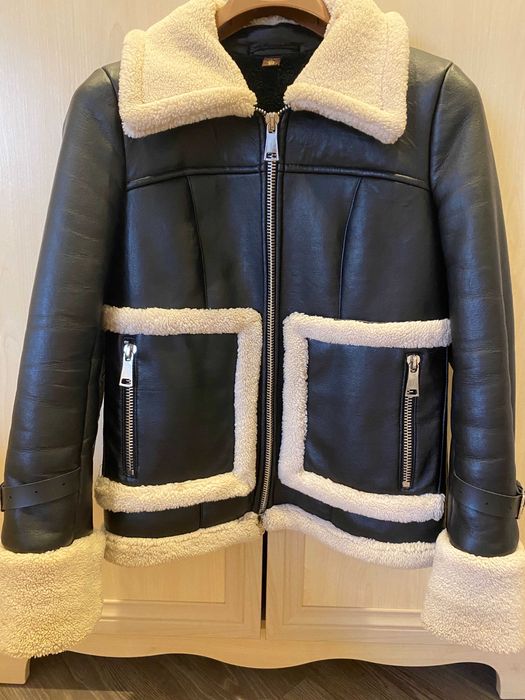 Дублянка чорного кольору з білим хутром, розмір S