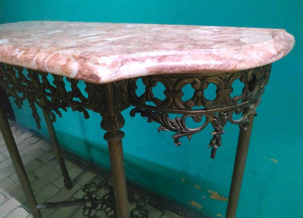 Linda Mesa Credência Mármore Rosa e Bronze