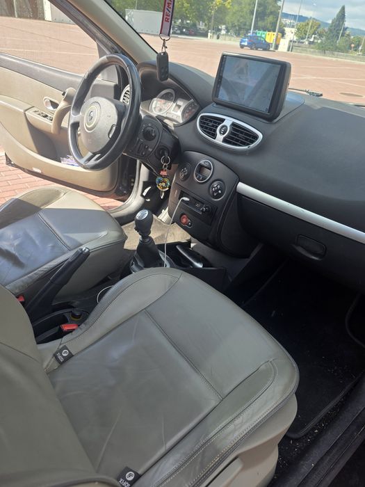 Renault Clio 1.5 dCi Luxury – Teto Solar, Pele, Multimédia GPS e Bimassa Novo!