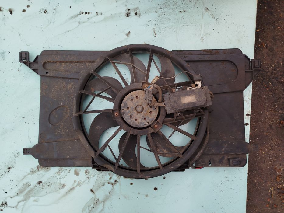 Винтелятор радиатора Мазда 3 2008 года