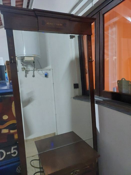 Móve de entradal com espelho e suporte para chapéus de chuva