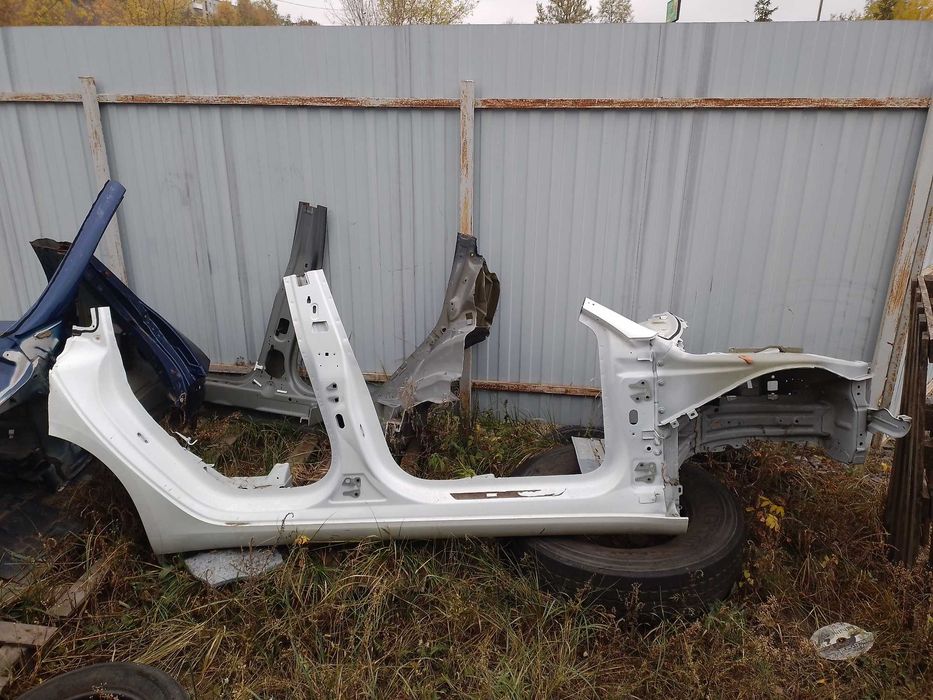 Задняя правая четверть Tesla Model 3 и другие детали кузова.