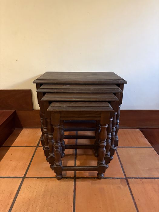 Conjunto de 4 Mesas de Encaixe / Mesas Ninho em Madeira Maciça