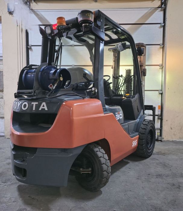 Навантажувач вилковий, газовий 3.0 тонни
Toyota 02-8FGF30