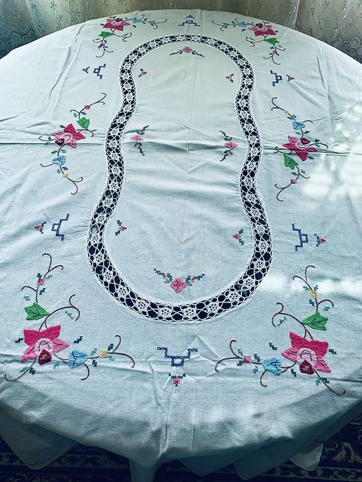 Скатерти с вышивкои