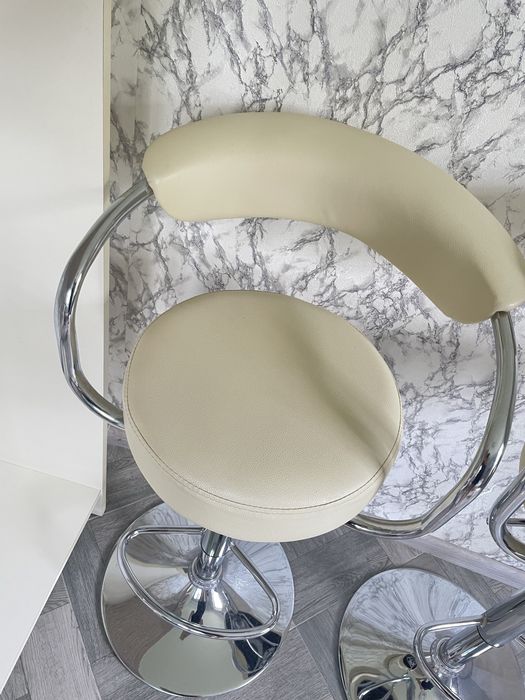 Барні стільці зі стійкою