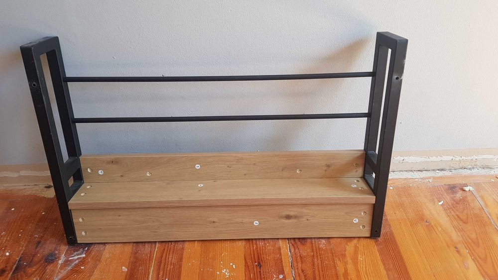 Wieszak ścienny do przedpokoju w stylu loft z półką