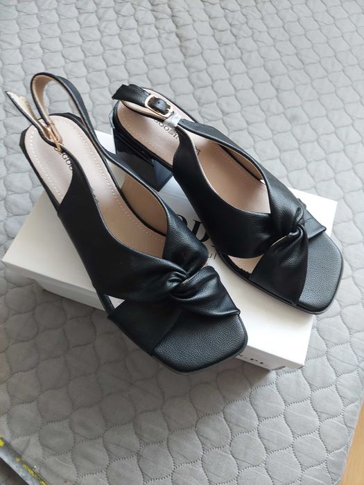 Sandały na obcasie Goodin 38