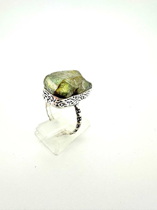 Pierścionek kamień naturalny
Labradoryt bryłka. Próba 925 unikat