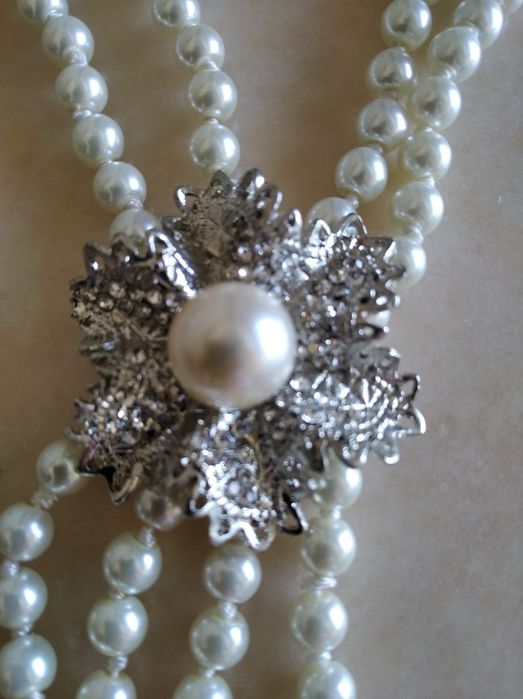 Colar de pérolas com alfinete