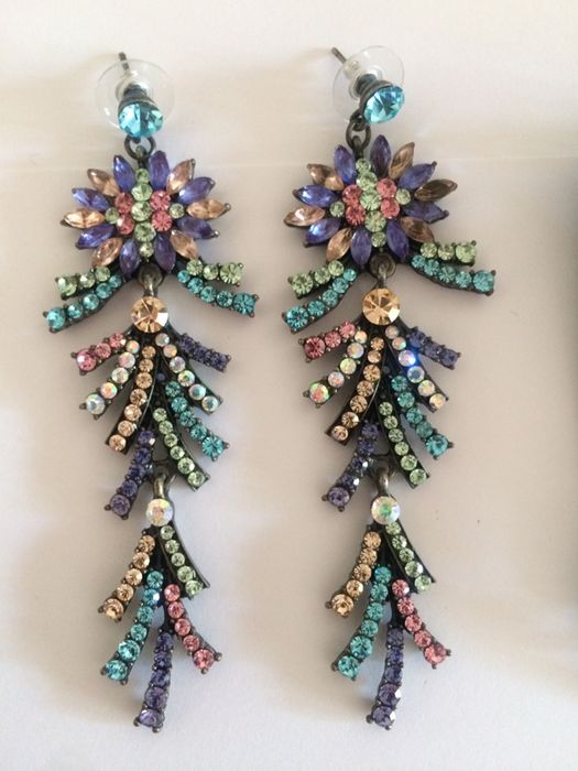 Seis pares de brincos novos, pulseira e anéis