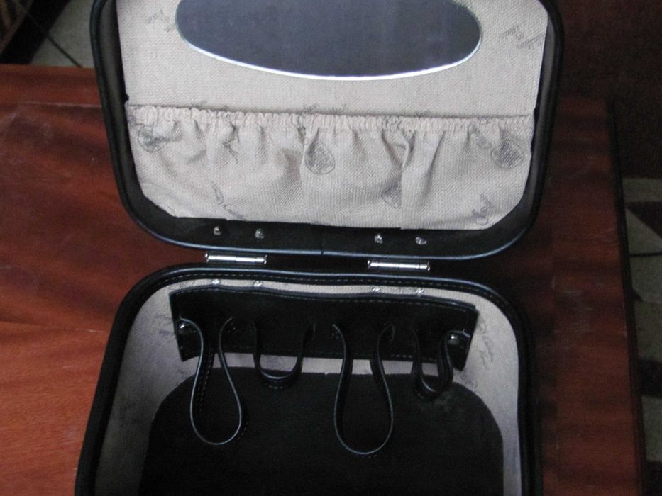 Kuferek na kosmetyki i bizuterie