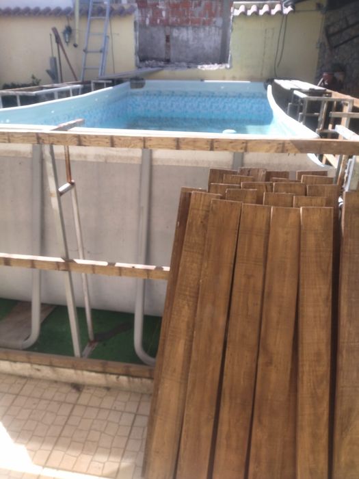 piscina com estrutura em ferro e madeira