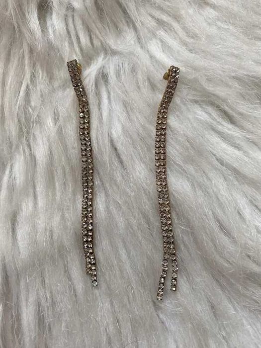 Metalowe długie kolczyki sztyfty z cyrkoniami w kolorze złotym