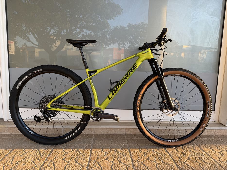 Bicicleta de BTT bem equipada 29
