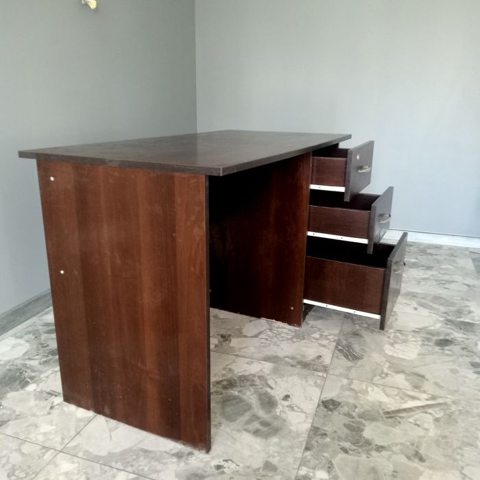 Продаю шикарный письменный стол.