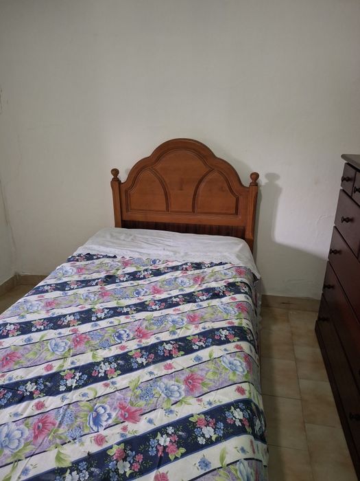 Cama em pinho mel em excelente estado + colchão
