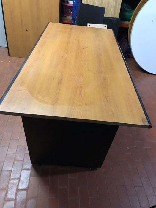 Secretarias varias,  mesas varias e mais material escritorio