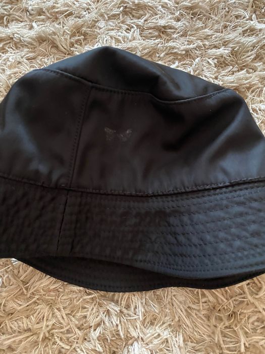 Шапка від відомого бренду Prada