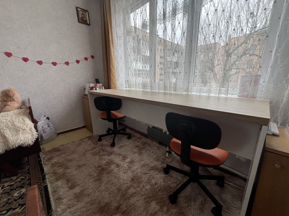 Стол и два стула