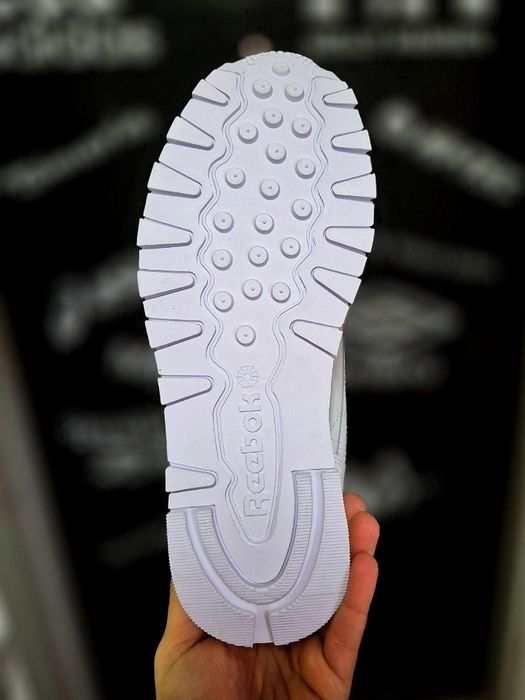 Чоловічі кросівки Reebok Classic Leather Vector(Оригінал)Розміри:42-27см і 45,5-30см