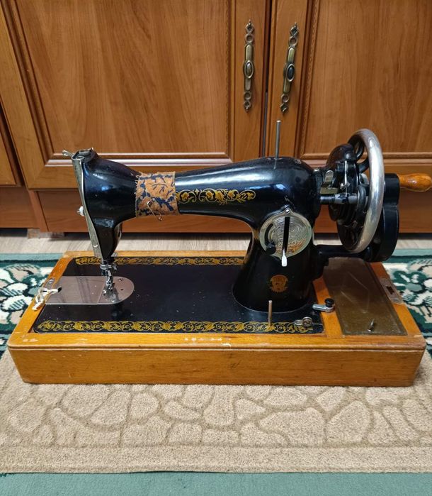 Продам швейну машинку