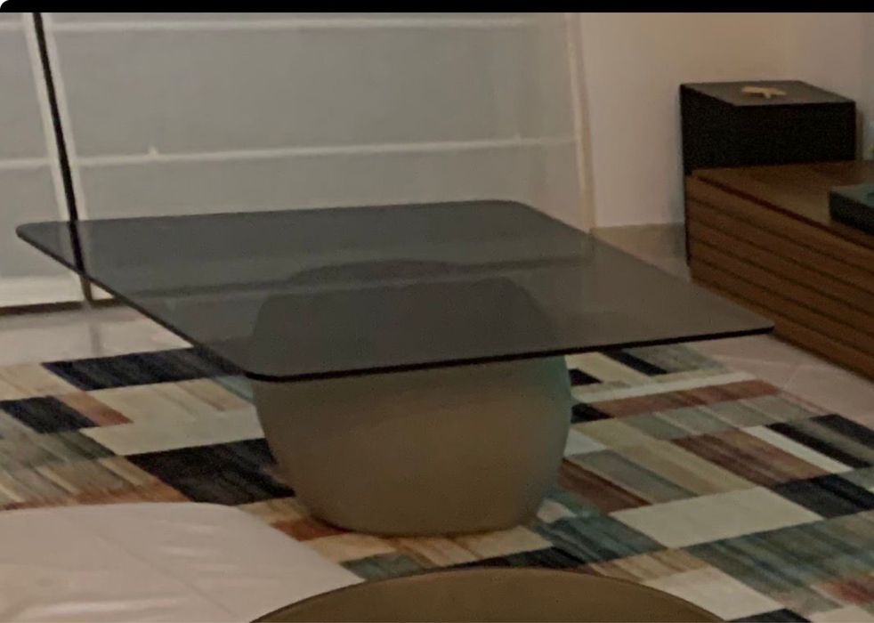 BO CONCEPT Mesa de apoio de betao e vidro