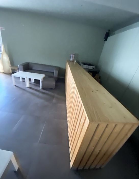 Balcão em madeira com fixas eletricas tem 5m