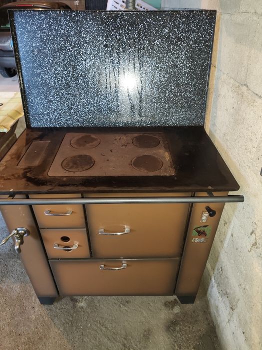 Fogão antigo a lenha, c/ cald. água quente, revest. a esmalte castanho