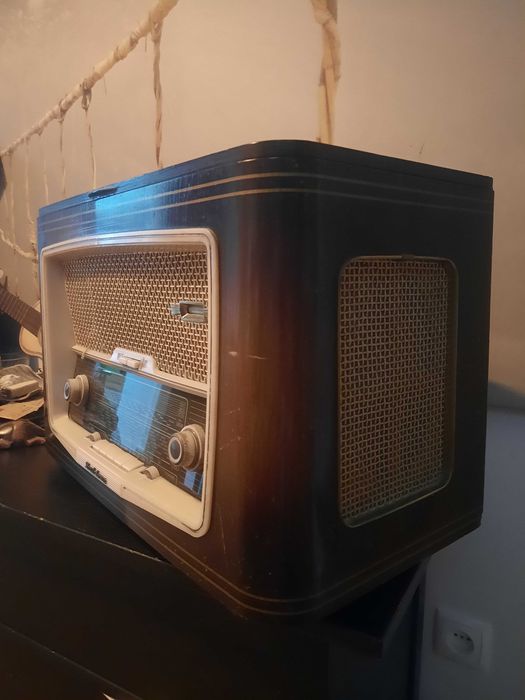Radio e giradiscos antigo