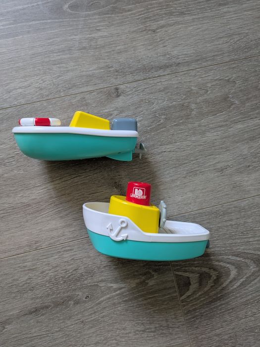 Продам два іграшкових човника.