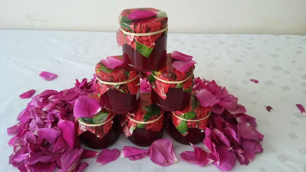 Płatki róży ucierane z cukrem