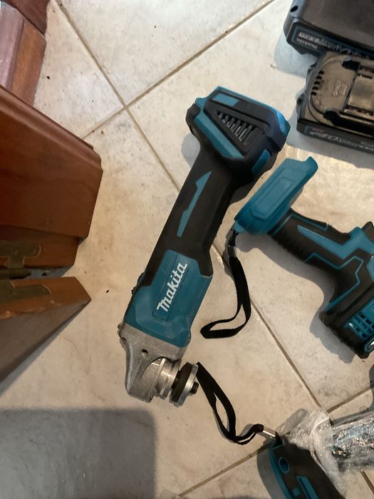 Kit Makita ,nao leva carregador ,motivo de venda  vou voltar para o brasil