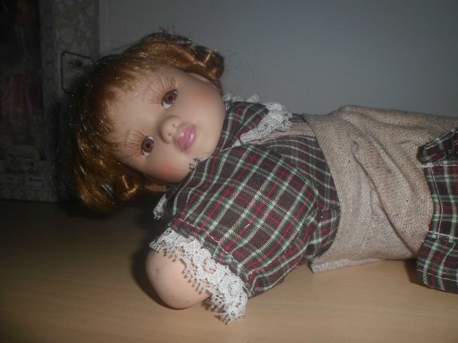 boneca em loiça porcelana deitada muito bonita