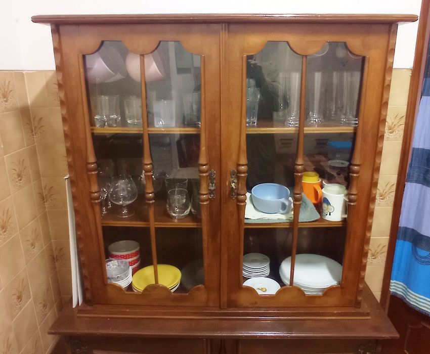 Cristaleira Armário para cozinha ou sala, robusto,, antigo.