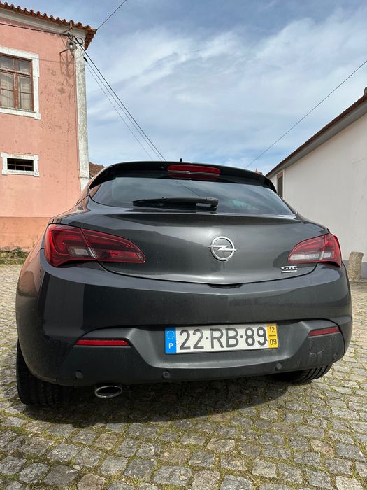 Opel Astra GTC 2.0 — photo 4