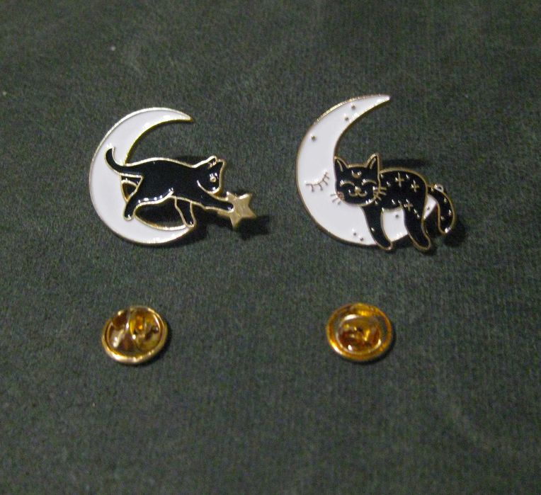 Pins Esmalte Gato c/ Livros NOVO