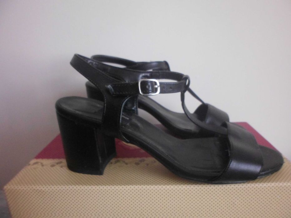 sandálias como novas para senhora cor preta