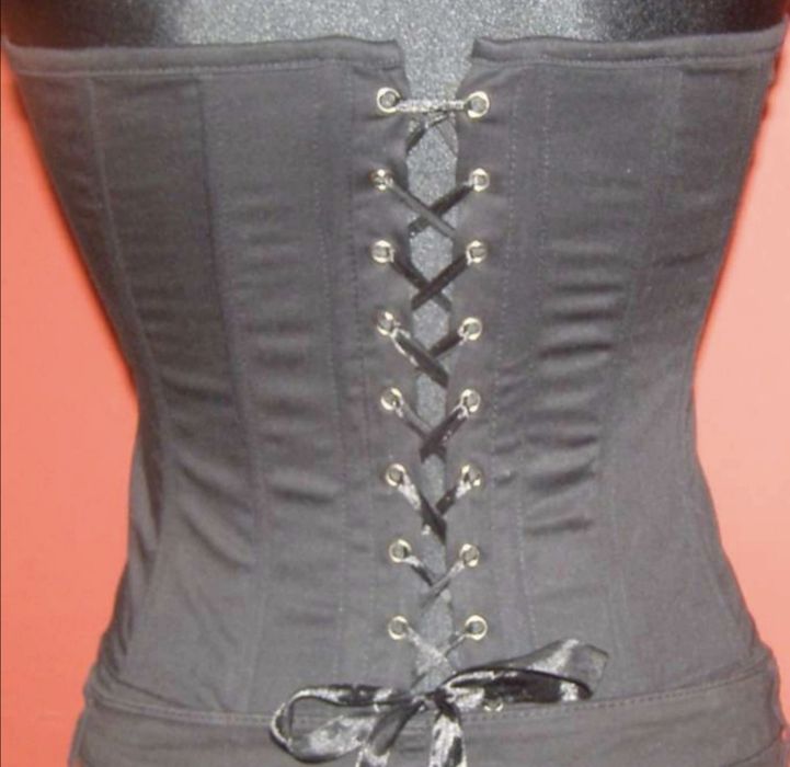 Piękny gorset bogato zdobiony